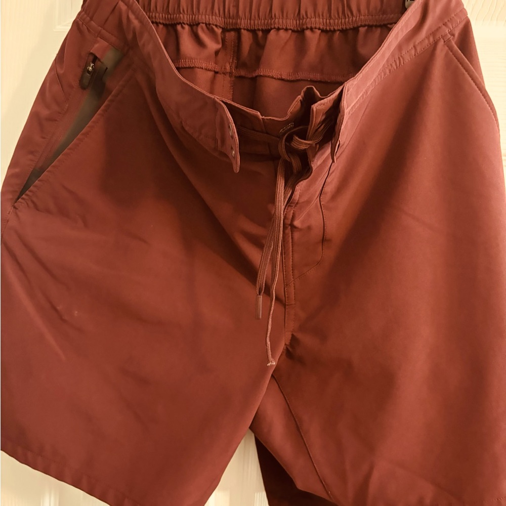 Ten Thousand Athletic Gear. Maroon color with side pockets.